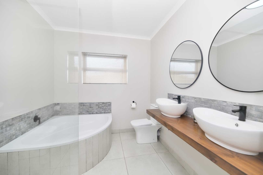 9 Bedroom Property for Sale in Westcliff Western Cape
